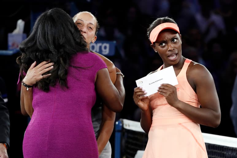 Sloane Stephens reacciona tras recibir su cheque de campeona del US Open de 2017. (ARCHIVO)