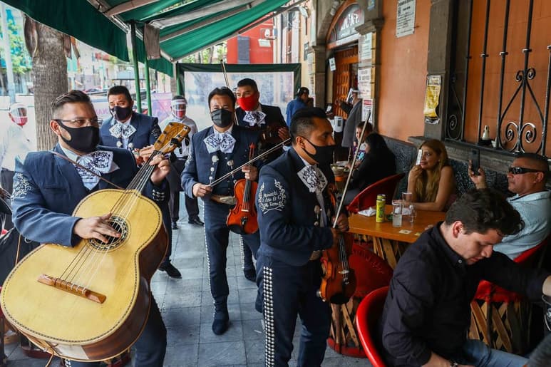 Los negocios sobre la Avenida de la República están abiertos, pero con poca afluencia.