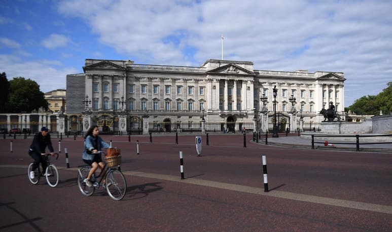 El Gobierno británico informó hoy de 950 contagios de COVID-19 en veinticuatro horas, una cifra al alza frente a los 892 detectados ayer y 670 el martes, así como de 49 muertes registradas en la última jornada. (ARCHIVO)
