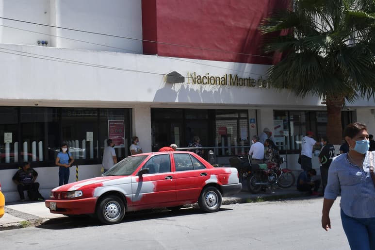 Se trata de la oficina con mayor afluencia en Torreón, pues aquí se pueden realizar pagos de abono, refrendos, empeños y desempeños. (ARCHIVO)