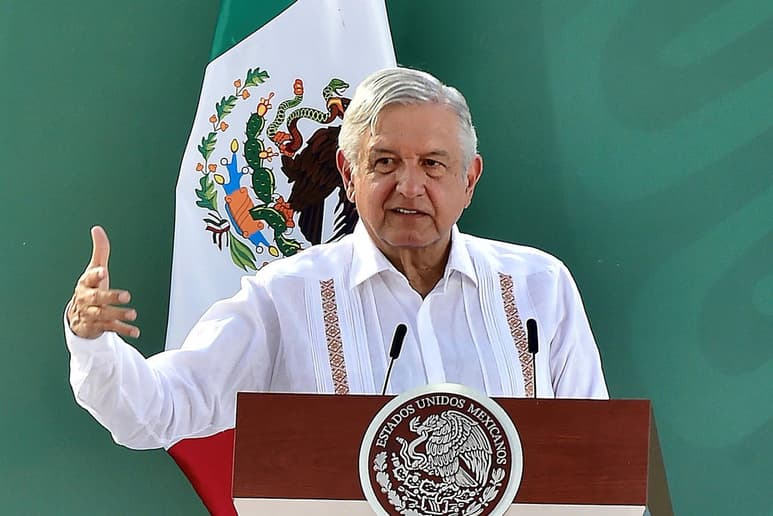 A pregunta expresa desde el 60 Batallón de Infantería, el titular del Ejecutivo federal pidió nuevamente “mandar al carajo” la compra de votos, 'el ratón loco', actos de fraude electoral que, señaló, no tienen cabida en el país 'y algo creo que eso ya lo saben los de las bandas, ya saben que no hay cabida para componendas'.
(EFE)