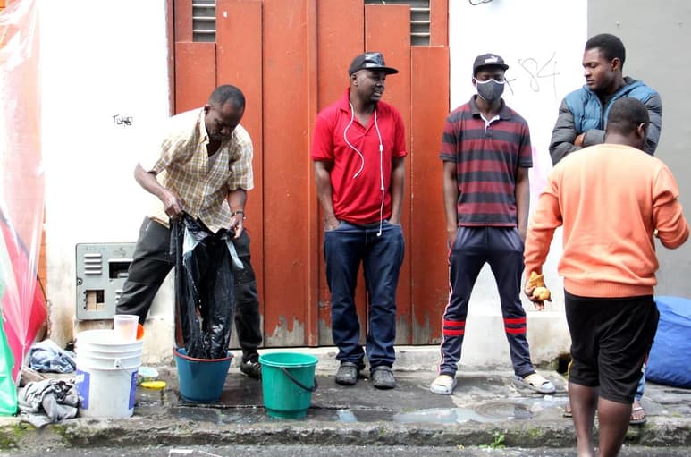 Un juez de Panamá ordenó el jueves detención preventiva y formuló cargos contra 12 migrantes haitianos por incendiar carpas plásticas donde se guardaban insumos médicos en uno de los albergues en la inhóspita provincia de Darién, fronteriza con Colombia. (ARCHIVO)