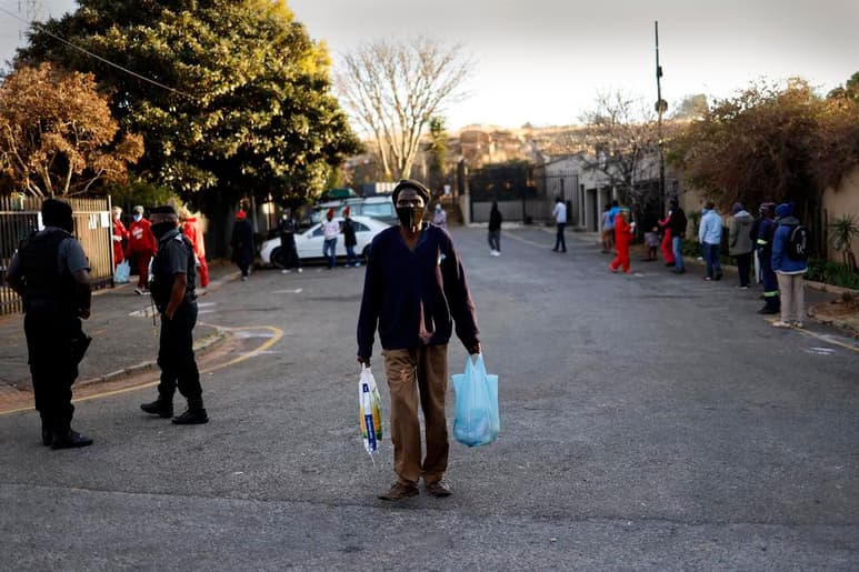 África superó el millón de casos confirmados de coronavirus el jueves, aunque los expertos en salud comentaron a The Associated Press que la cifra real probablemente es mucho mayor. Ello sería reflejo de la falta de pruebas en el continente de 1,300 millones de habitantes. (ARCHIVO)