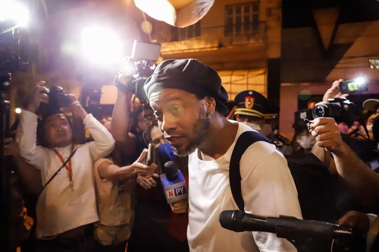 Los abogados del exfutbolista brasileño Ronaldinho y su hermano Roberto Assis presentaron una propuesta a la Fiscalía de Paraguay en la cual el exjugador aceptaría la culpabilidad de ingresar al país con pasaportes falsos. (ARCHIVO)