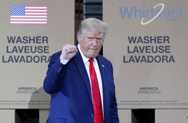 El presidente Donald Trump dijo el jueves que Estados Unidos reimpondrá un arancel de 10% al aluminio canadiense, aumentando las tensiones con un país aliado apenas semanas después de la entrada en vigor de su acuerdo comercial con Canadá y México. (ARCHIVO)