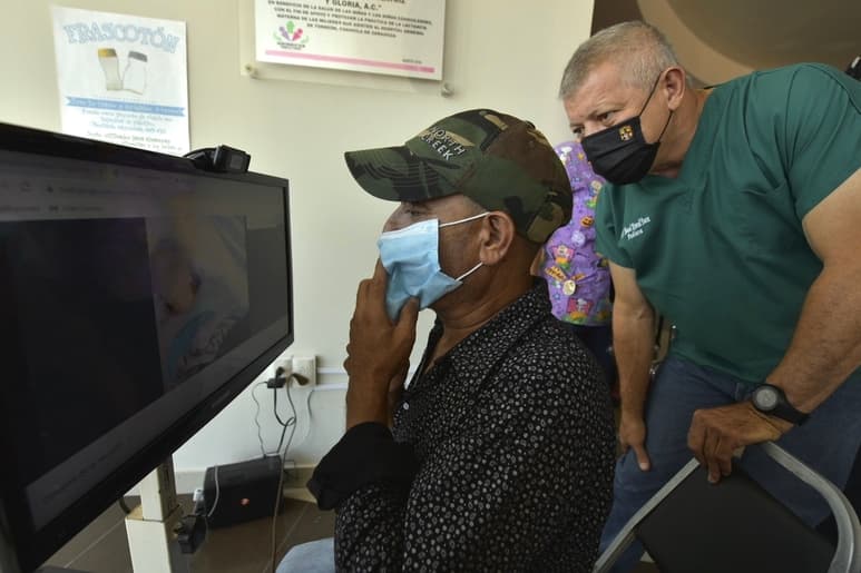 El sentimiento de alegría conmovió a los familiares de pacientes que se encuentran internados en el Hospital General por COVID-19. (ÉRICK SOTOMAYOR)