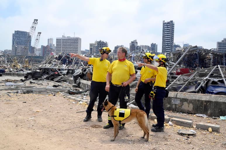 Los trabajos de rescate continúan este viernes en el puerto de Beirut, donde equipos internacionales tratan de recuperar cadáveres bajo los escombros dejados por una explosión que hasta el momento ha causado 154 muertos y miles de heridos. (ARCHIVO)