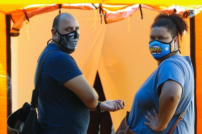 El Ministerio español de Sanidad registró este viernes 1,895 contagios de COVID-19 diagnosticados en las últimas 24 horas, lo que supone un nuevo máximo de casos diarios. (ARCHIVO)