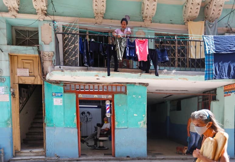 Cuba reportó el viernes 54 nuevos casos de COVID-19, una cifra récord desde que comenzó la etapa de recuperación de la pandemia en junio. (ARCHIVO)