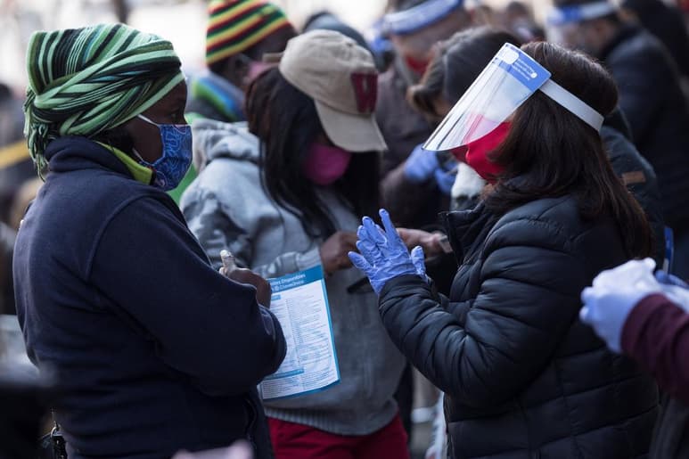 Chile sumó este viernes 2,149 nuevos casos de COVID-19 y rozó los 10,000 muertos confirmados con test PCR tras registrar en las últimas 24 horas 69 fallecidos. (ARCHIVO)
