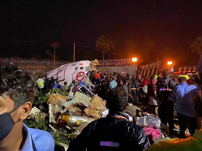 Al menos 16 personas murieron este viernes en el accidente de un avión que volaba de Dubái a Kozhikode, en el sur de la India, cuando el aparato se salió de la pista al aterrizar debido a la fuerte lluvia y se quebró en dos partes. (EFE)