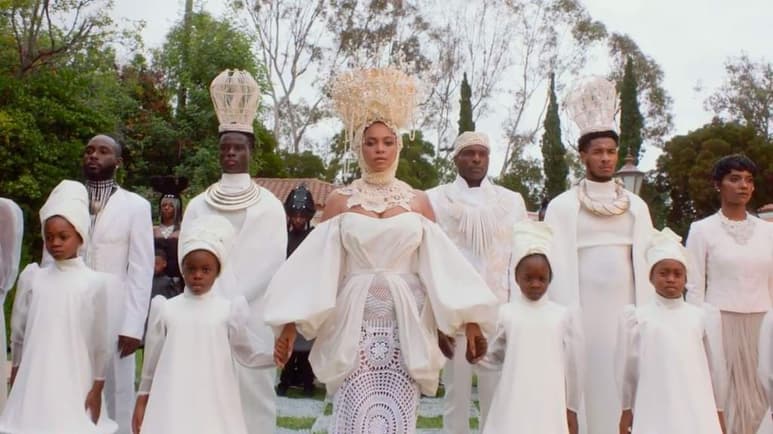 Al terminar Black is King, el nuevo 'álbum visual' de Beyoncé, aparece en los créditos el nombre de la cantante y justo después está el de Kwasi Fordjour, codirector de este exuberante homenaje a la cultura negra. (ESPECIAL)