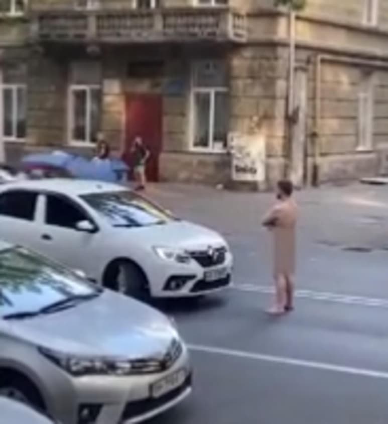 Hombre desnudo bloquea el tráfico y termina noqueado por un conductor