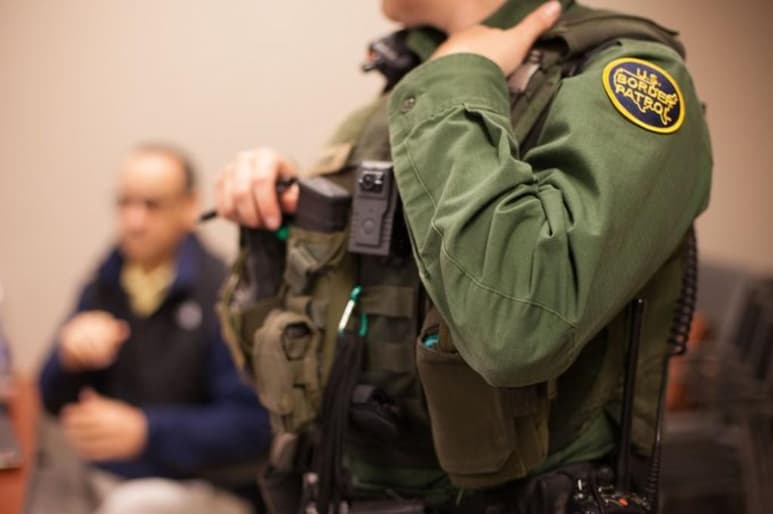 Autoridades norteamericanas dieron a conocer la detención de un migrante originario de Guatemala, quien fue localizado por los elementos de la Patrulla Fronteriza durante un recorrido y al realizar su procesamiento; se percataron que se trata de un delincuente sexual convicto que había sido deportado con anterioridad. (EL SIGLO DE TORREÓN)