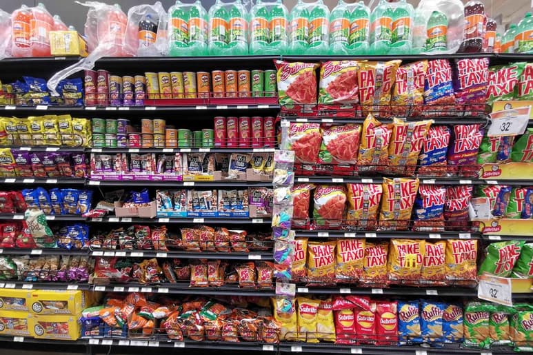 La pandemia de COVID-19 que golpea a Oaxaca y a todo el país ha hecho evidente que es indispensable generar nuevos hábitos alimenticios que permitan tener una vida más saludable, sustentable y digna, por lo que la prohibición de venta directa de productos chatarra a menores de edad reivindica precisamente ese derecho, el de una alimentación digna, asegura Bernardo Rodríguez Alamilla, titular de la Defensoría de los Derechos Humanos del Pueblo de Oaxaca (DDHPO). (ARCHIVO)