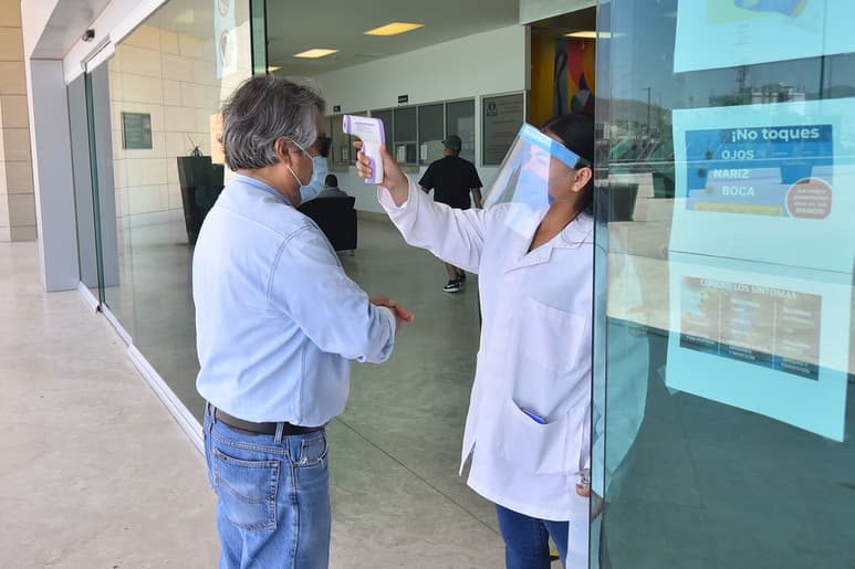 La mayoría de los trabajadores que dieron positivo a COVID-19 fueron asintomáticos, según el director de Salud Municipal.