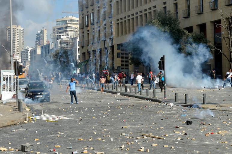 La manifestación convocada hoy bajo el nombre de 'Día del Juicio' contra el Gobierno y la clase política atrajo a la céntrica Plaza de los Mártires a miles de personas indignadas por la explosión del martes en el puerto de Beirut. (EFE)