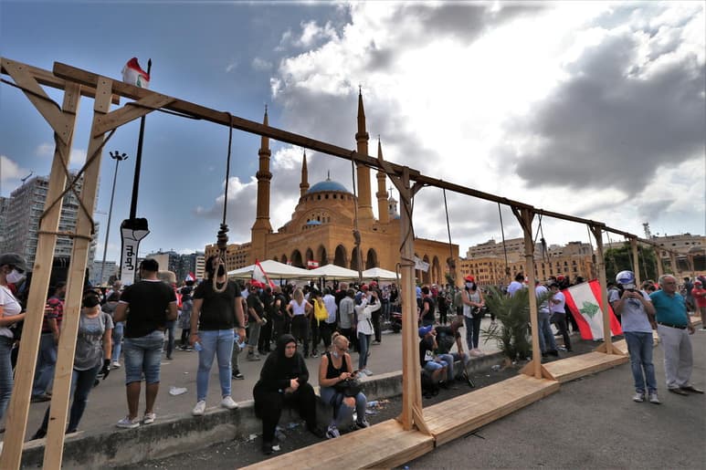 Al menos 172 personas han sufrido heridas de diversa consideración en una jornada de violentas protestas en Beirut. (EFE)