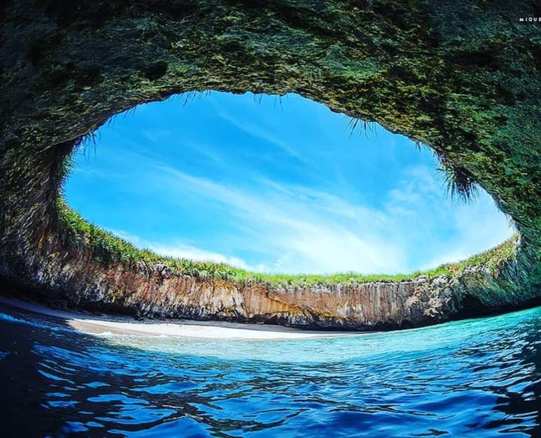 Pasando el muro, la playa se encuentra en un cráter natural abierto, considerado tesoro del Parque Nacional de las Islas Marietas. (INSTAGRAM)
