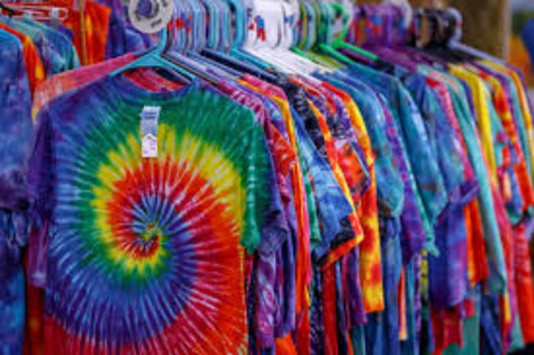Sabrás que tu 'tie-dye' está listo cuando el agua de lavado salga clara. Ahora podrás lucir tus playeras, sudaderas, shorts, bufandas o bolsas de tela decoradas con llamativos estampados, dignos de la década de los 70. (INTERNET)