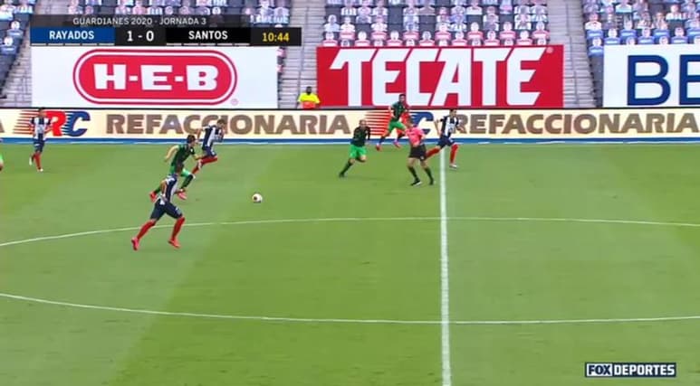 Parece que en Fox Sports están muy nerviosos por lo de la venta y su futuro, por aquello de romper lazos con Disney, porque sus transmisiones se están convirtiendo en tendencia aunque no porque sean del agrado de sus televidentes.
Eso es lo que dice una de las aficiones más exigente y apasionada que hay en el futbol mexicano que es la de Rayados de Monterrey, a la que no le gustó para nada como se estaba proyectando el juego ante Santos Laguna, con tomas muy fuera de lo normal, que no dejaban apreciar bien el juego.
Esta situación duró hasta el minuto 40 del partido cuando la producción corrigió y regresó a la toma principal abierta, para dejar atrás el encuadre cercano a la cancha y que según los seguidores, no les dejaba ver el juego de la manera en que están acostumbrados. (ESPECIAL)