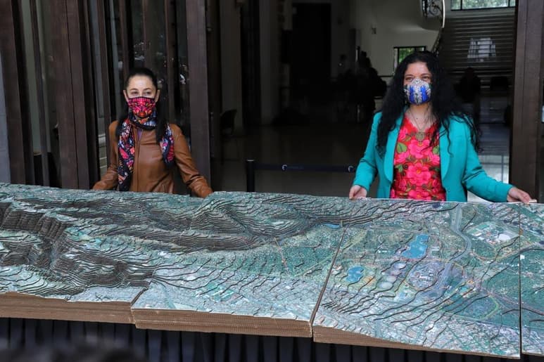La Jefa de Gobierno, Claudia Sheinbaum, y la secretaria de Cultura federal, Alejandra Frausto, encabezaron este domingo la presentación del Plan maestro general del proyecto denominado 'Bosque de Chapultepec: Naturaleza y Cultura', que es uno de los proyectos prioritarios de esta administración que implica la restauración de varias áreas de las cuatro secciones del Bosque para generar recintos culturales y ambientales, y la construcción de tres nuevos inmuebles. (TWITTER)
