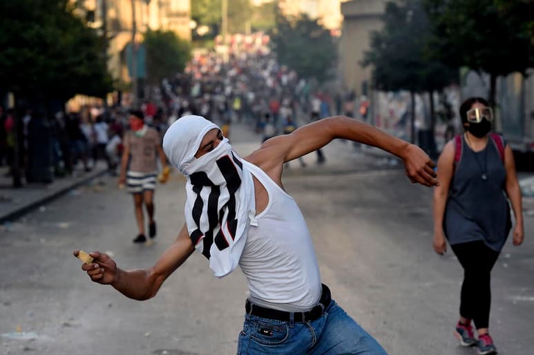 Miles de personas se concentran hoy por segundo día consecutivo en la plaza de los Mártires, en el centro de Beirut, en protesta por la explosión que el martes devastó una parte de la capital libanesa. (EFE)