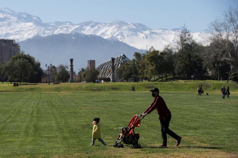 Con 2,036 nuevos contagios de coronavirus registrados, Chile llega a 373,056 casos mientras que con 66 decesos en las últimas 24 horas, las defunciones por la pandemia alcanzan las 10,077 personas. (ARCHIVO) 