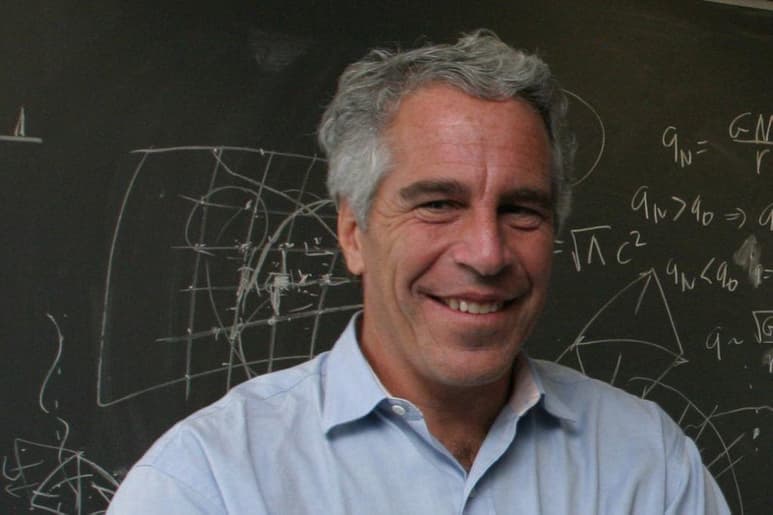 Un año después de la muerte de Jeffrey Epstein, la presunta trama de tráfico sexual de menores encabezada por el magnate sigue de plena actualidad tras la reciente detención de su socia, Ghislaine Maxwell, y la publicación de nuevos detalles del caso. (ESPECIAL) 