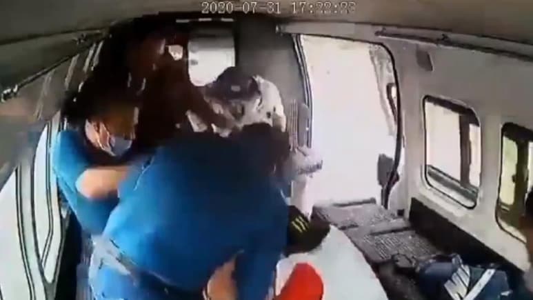 Luego del intento de robo que pretendían cometer dos ladrones en una unidad de transporte público de la ruta 83, uno de los cuales fue linchado por varios usuarios, hechos que fueron grabados por las videocámaras de la unidad que circulaba sobre la carretera federal México-Texcoco, no se han reportado otros hurtos en esa línea, informaron dirigentes de la empresa concesionaria. (ESPECIAL)