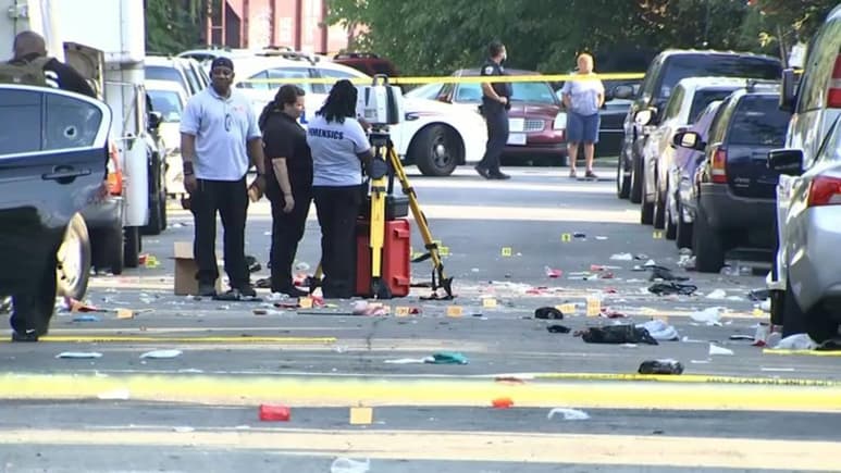 Una disputa que derivó en disparos durante una fiesta al aire libre en Washington, D.C., el domingo en la madrugada dejó un muerto y unos 20 heridos, incluyendo a una agente que se encontraba en su día libre y que está “luchando por su vida”, indicó la policía. (CORTESÍA)
