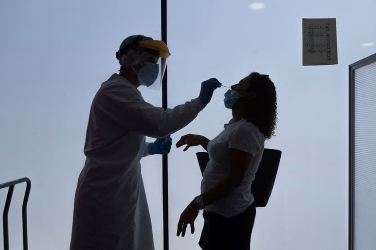 Madrid realiza más de 10,000 pruebas de detección al día. (ARCHIVO) 