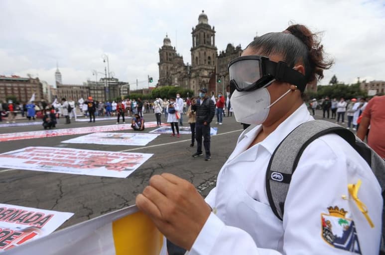 En al menos 10 estado del país, personal de salud marchó para exigir la liberación de un médico chiapaneco.
