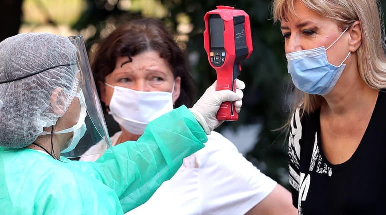 El director ejecutivo del Programa de Emergencias Sanitarias de la OMS dijo que el COVID-19 no parece seguir el patrón estacional que algunos virus muestran, lo que dificulta su control. (EFE)