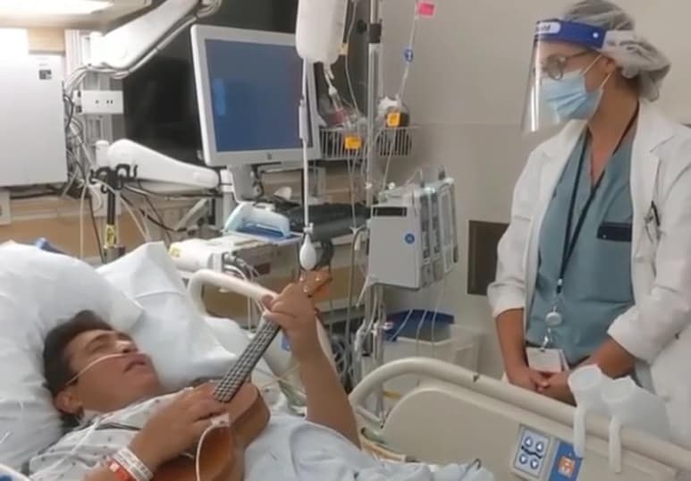 Pese a la situación por la pandemia, ambos intentaron llenar el panorama de alegría en el interior del nosocomio (CAPTURA)