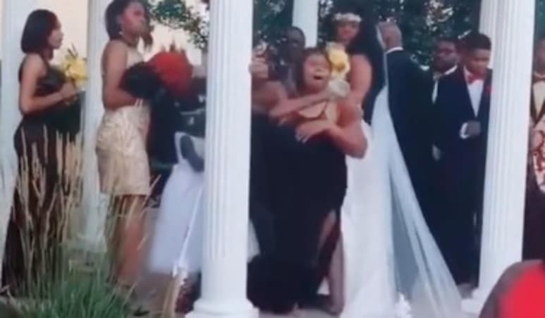 Una de las dama de honor arremetió a insultos contra la mujer que interrumpió la ceremonia religiosa (CAPTURA)