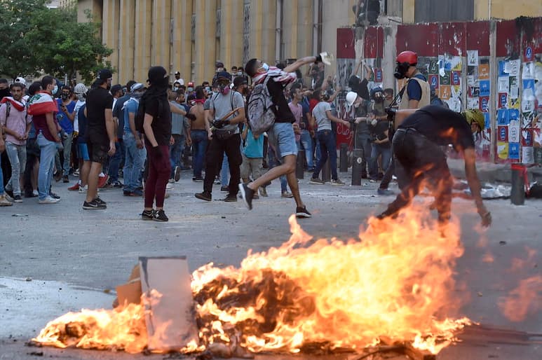 Decenas de manifestantes protagonizan escaramuzas este lunes con las fuerzas de seguridad libanesas en el centro de la capital, por tercer día consecutivo. (EFE)