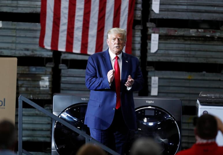 El presidente de EUA, Donald Trump, tildó de 'acoso ilegal' y 'exceso' la reclamación de sus declaraciones de impuestos que ha hecho la Fiscalía de Manhattan (Nueva York) a su empresa de contabilidad como parte de un litigio en el que se investigan los pagos secretos de su campaña electoral a una actriz porno. (ARCHIVO) 