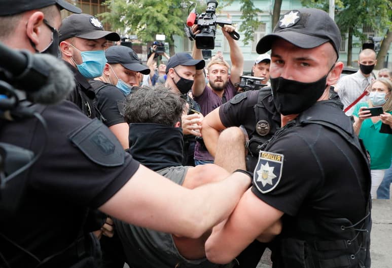 Decenas de personas fueron hoy detenidas en Bielorrusia en una nueva jornada de protestas tras la controvertida reelección el domingo del presidente, Alexandr Lukashenko, al que la oposición acusa de fraude. (EFE)