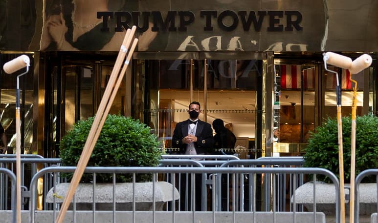 Los abogados del presidente Donald Trump hicieron un último intento el lunes para impedir que un fiscal de Nueva York obtenga las declaraciones fiscales del mandatario, y afirmaron que el demócrata seguía “buscando una forma de justificar su acoso al presidente”. (ARCHIVO)