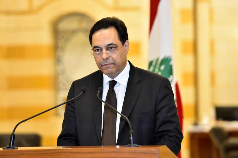 El primer ministro Hassan Diab anunció este lunes su renuncia y la del gabinete, y se reunió con el presidente Michel Aoun, en el palacio presidencial, para informarle oficialmente de la decisión. (EFE)