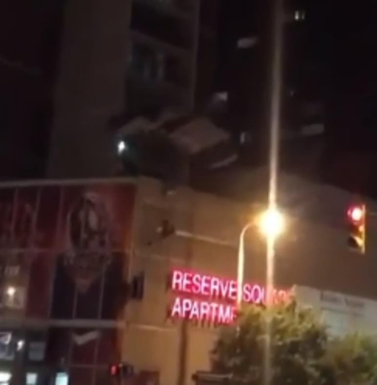 Paracaidista se estrella de contra de un edificio al tratar de aterrizar en el centro de una ciudad