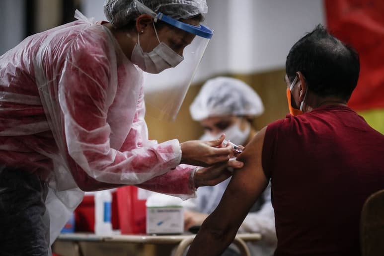 De este modo, Argentina da inicio a la tercera fase de pruebas de esta vacuna de Pfizer y BioNTech. (EFE)