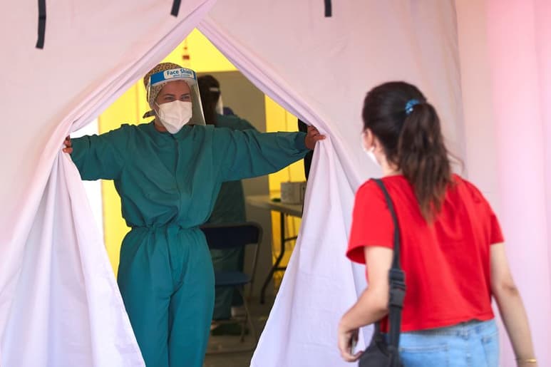 El Ministerio español de Sanidad registró este martes otros 3,632 contagios de coronavirus, de los que 1,418 fueron diagnosticados en las últimas 24 horas. (ARCHIVO)
