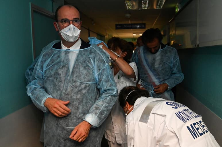 Las cifras oficiales de la COVID-19 en Francia publicadas este martes, en cuanto a nuevos contagios y sobre todo ingresos hospitalarios, confirman que 'la situación evoluciona en la mala dirección', como ha afirmado ya el primer ministro francés, Jean Castex (i). (EFE)