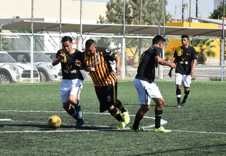 Preparándose rumbo al reinicio de sus actividades, las canchas de futbol 7 ubicadas en la Comarca Lagunera, anunciaron una serie de ajustes a sus reglamentos, encaminados a disminuir los riesgos de contagios del coronavirus COVID-19. (ARCHIVO)