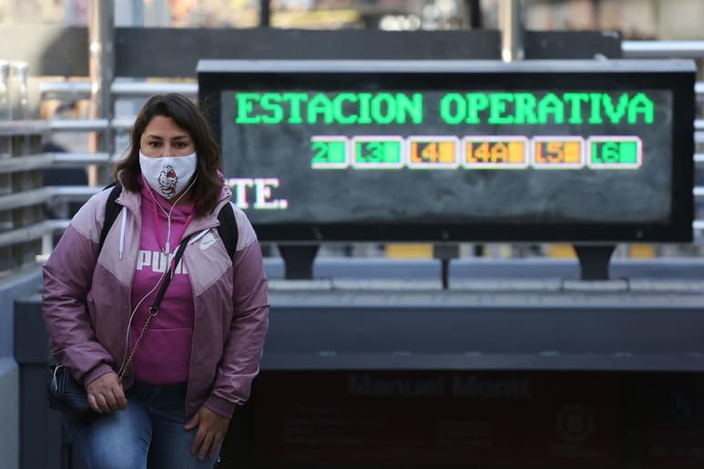 Chile está próximo a cumplir dos meses de disminución en los contagios del nuevo coronavirus y exhibe una positividad de 7% en las pruebas que detectan el virus. (ARCHIVO)