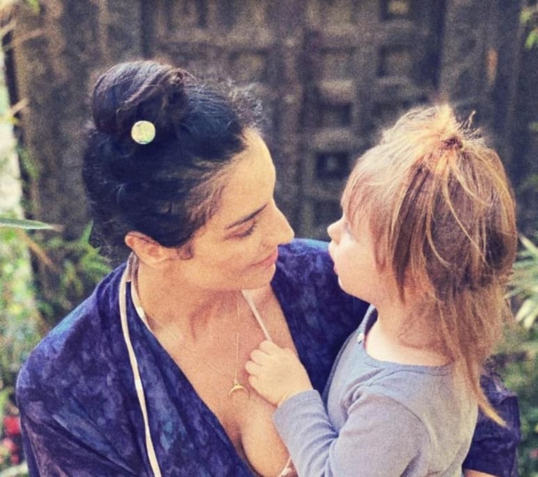 Con un bello mensaje y una fotografía amamantando a su pequeña 'Kai', Aislinn invita a sus seguidoras a la lactancia con los hijos, pues esto trae propiedades benéficas a ellos. (INSTAGRAM)
