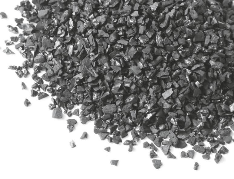Una vez carbonizados estos materiales, van a un proceso de oxidación,, a este último paso es al que se debe lo 'activado' del carbón y lo que le otorga una gran porosidad y, por tanto, capacidad de absorción. (INTERNET)