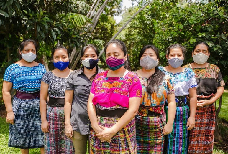 EMPATÍA. Artesanas de Guatemala, a través de Mercado Global, manufacturan y donan cubrebocas para América Latina. (CORTESÍA / Mercado Global)